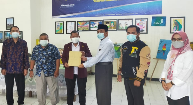 Penyerahan donasi dari Kepala SMP swasta wilayah Surabaya Utara kepada PPNI Dinkes Surabaya. Foto: Istimewa