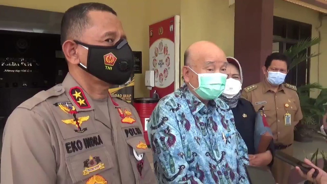 Sepekan yang lalu, Kapolda dan dokter keluarga saat memberikan klarifikasi bantuan Rp 2 triliun. Foto: Istimewa