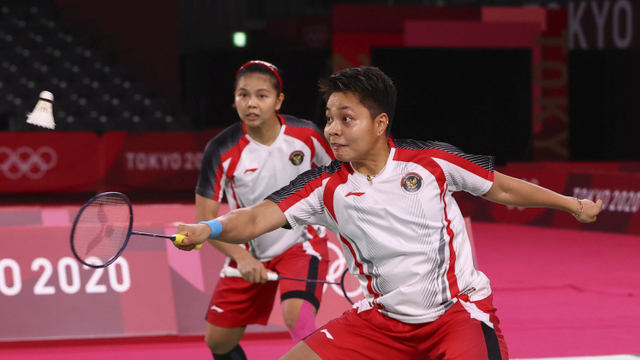 Ganda putri Indonesia Greysia Pollii/Apriyani Rahayu saat melawan ganda putri China Chen Qingchen/Jia Yifan pada pertandingan final Olimpiade Tokyo 2020 di Musashino Forest Sport Plaza, Tokyo, Jepang, Senin (2/8). Foto: Leonhard Foeger/REUTERS