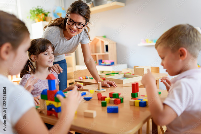 Ilustrasi anak bermain Sumber : https://stock.adobe.com/id/images/preschool-teacher-with-children-playing-with-colorful-wooden-didactic-toys-at-kindergarten/224261536