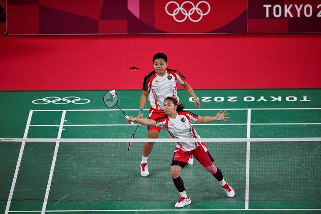 Ganda putri Indonesia Greysia Pollii/Apriyani Rahayu saat melawan ganda putri China Chen Qingchen/Jia Yifan pada pertandingan final Olimpiade Tokyo 2020 di Musashino Forest Sport Plaza, Tokyo, Jepang, Senin (2/8). Foto: Sigid Kurniawan/ANTARA FOTO