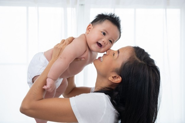 Ilustrasi Bayi Laki-laki Digendong Ibunya. Foto: Freepik