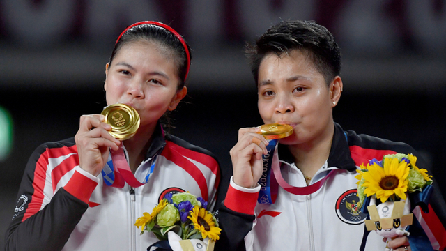 Ganda Putri Indonesia Greysia Pollii (kiri) dan Apriyani Rahayu mencium medali emas yang berhasil mereka raih untuk nomor bulutangkis ganda putri Olimpiade Tokyo 2020 di Musashino Forest Sport Plaza, Tokyo, Jepang, Senin (2/8).  Foto: Sigid Kurniawan/ANTARA FOTO
