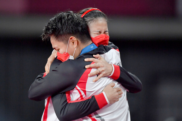 Ganda Putri Indonesia Greysia Pollii (kiri) dan Apriyani Rahayu berpelukan setelah mereka berhasil meraih untuk nomor bulutangkis ganda putri Olimpiade Tokyo 2020 di Musashino Forest Sport Plaza, Tokyo, Jepang, Senin (2/8).  Foto: Sigid Kurniawan/ANTARA FOTO