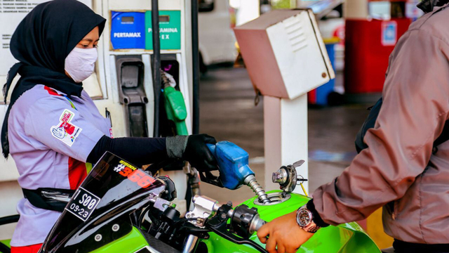 Petugas SPBU Pertamina mengisi bahan bakar. Foto: Pertamina