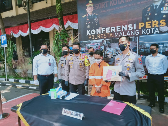 Polisi menunjukkan sejumlah barang bukti yang dilakukan tersangka PA, dalam kasus penipuan dan penggelapan. foto/Rizal Adhi Pratama