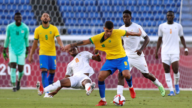 Pemain Brasil Bruno Guimaraes berebut bola dengan pemain Pantai Gading Amad Diallo pada pertandingan Grup D Olimpiade Tokyo 2020 Stadion Internasional Yokohama, Yokohama, Jepang. Foto: Phil Noble/REUTERS