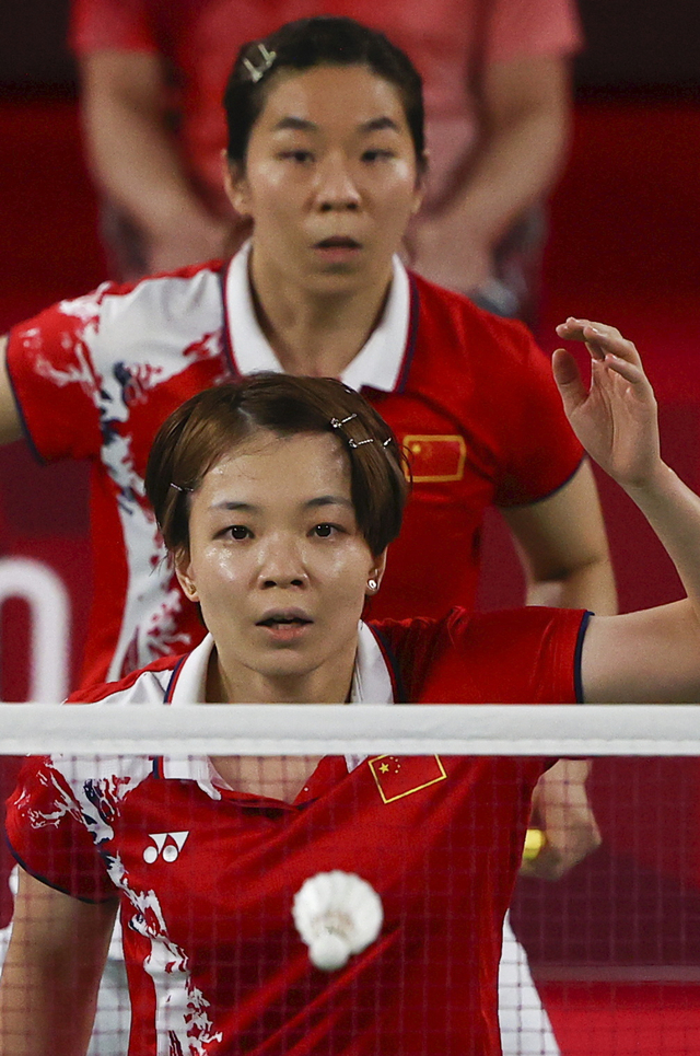 Chen Qingchen (depan) dan Jia Yifan pada final badminton Olimpiade 2020 di Tokyo. Foto: REUTERS