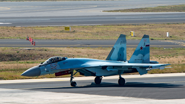 Pesawat jet tempur Sukhoi Su-35 Rusia di landasan pacu selama pertunjukan udara di festival Teknofest di Bandara Ataturk di Istanbul pada 17 September 2019. Foto: Yasin AKGUL /AFP