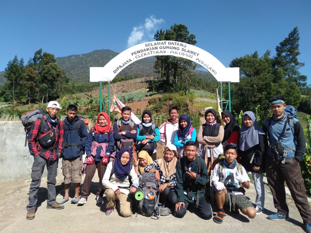 Tugu Selamat datang Pendakian Gunung Slamet Via Dipajaya sumber : Foto Pribadi