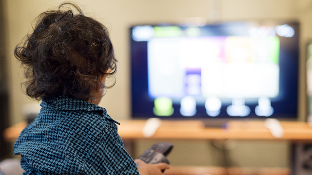 Seorang anak sedang menonton TV. SUmber: freepik.com/rawpixels.com.