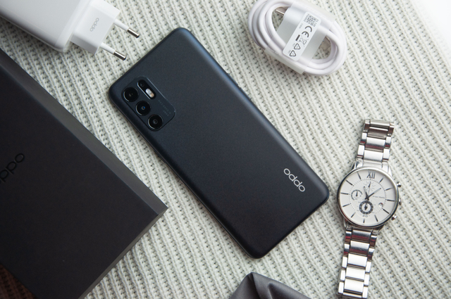 Ilustrasi Smartphone Oppo Reno 6 Foto: Kevin S. Kurnianto/kumparan