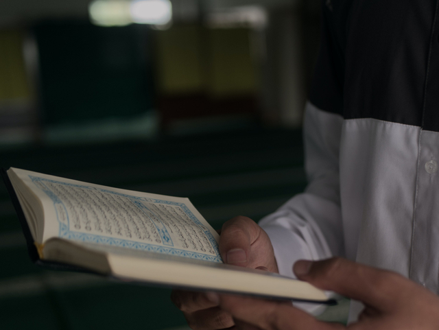 Ilustrasi bacaan surat At-Takatsur, sumber foto: https://unsplash.com/