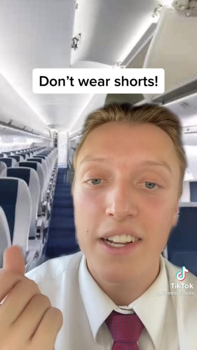 Pramugara ini beberkan alasan sebaiknya jangan pakai celana pendek di pesawat Foto: TikTok @tommycimato