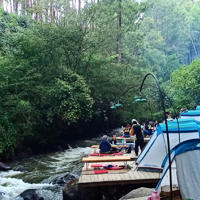 Tempat perkemahan Pineus Tilu, Pangalengan Bandung, Jawa Bara Foto: pieustilu/Instagram