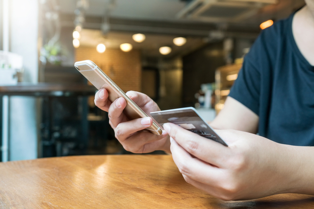 Ilustrasi seseorang menggunakan platform perbankan. Foto: Shutterstock