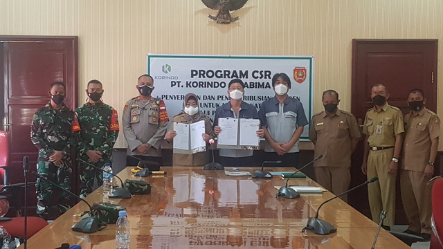 Bupati Kotawaringin Barat, Nurhidayah bersama dengan Pimpinan PT Korindo dan Forkopimda Kobar berfoto bersama usai penandatangan nota kesepahaman (Mou) di aula bupati Kobar, Selasa (3/8/2021)/InfoPBUN/foto : Lukman Hakim