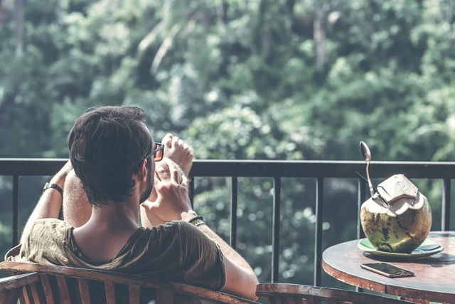 ilustrasi contoh kewajiban dalam kehidupan masyarakat, sumber gambar: https://www.unsplash.com/