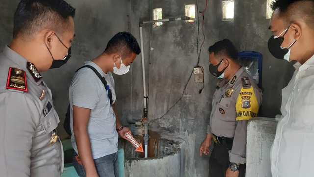 ANGGOTA Polsek Singingin, Kabupaten Kuantan SIngingi, Riau, saat melakukan Olah Tempat Kejadian Perkara (TKP), di Dusun Suka Maju, Sungai Kuning, Singingi, Kuansing, Riau, Senin (3  