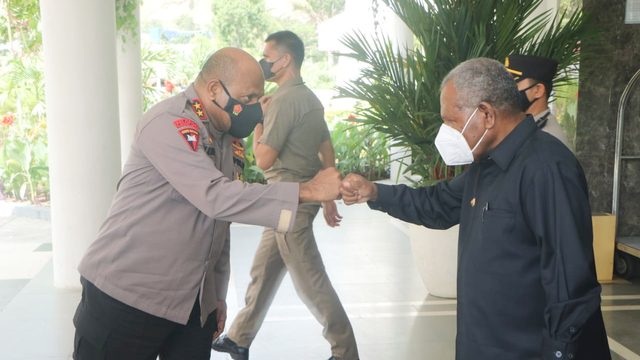 Kapolda Papua, Irjen Pol Mathius Fakhiri bertemu dengan Bupati Jayapura, membahas PPKM Level 4 hingga persiapan PON Papua. (Dok Humas Polda Papua)