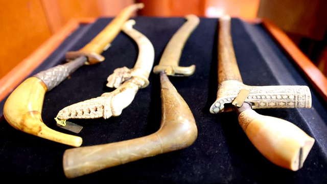 Rencong, kelewang sebagai senjata tradisional Aceh, koleksi Museum Aceh. Foto: Suparta/acehkini
