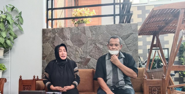 Mix Yuliana, Ibunda Awang Helmi saat mengungkapkan kesedihannya. | Foto: Bella Sardio/ Lampung Geh