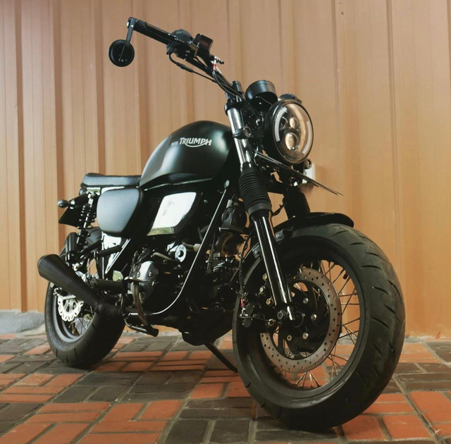Motor bebek Honda Kharisma dikustom dengan konsep mini Triumph. Foto: dok. Rainbow Moto Builder