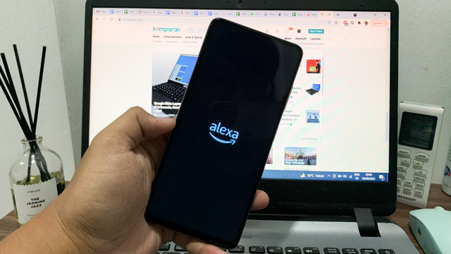 Ilustrasi Amazon Alexa dan kumparan Foto: Kevin S. Kurnianto/kumparan