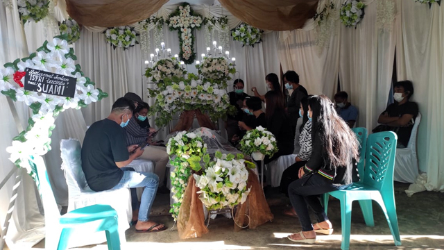 Suasana pemakaman Juita Lidya Tiwa, warga minsel yang meninggal di hari ke-10 usai divaksin corona