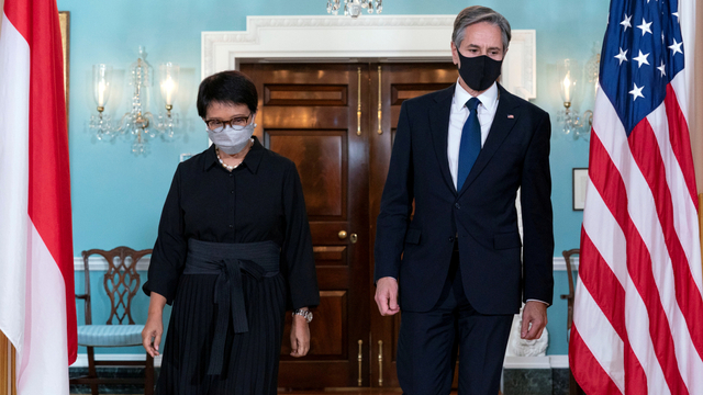 Menlu AS Antony Blinken bersama Menlu RI Retno Marsudi usai pertemuan bilateral di Departemen Luar Negeri di Washington, AS, Selasa (3/8). Foto: Jose Luis Magana/Pool via REUTERS