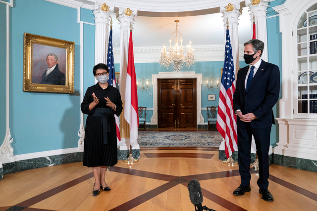 Menlu AS Antony Blinken bersama Menlu RI Retno Marsudi usai pertemuan bilateral di Departemen Luar Negeri di Washington, AS, Selasa (3/8). Foto: Jose Luis Magana/Pool via REUTERS