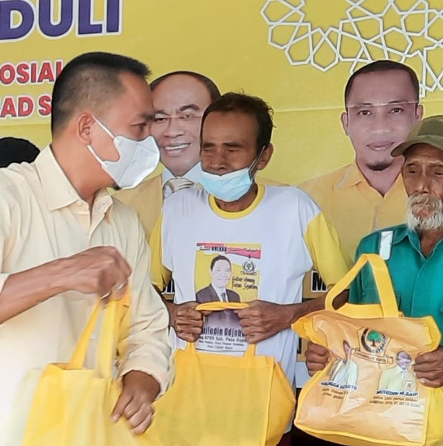 Anggota DPRD Poso, Ma'mur Lapido, saat memberikan bantuan sembako kepada masyarakat di tengah pandemi COVID-19. Foto: Istimewa