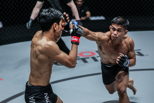 Atlet Indonesia Eko Roni Saputra (kanan) melayangkan pukulan saat debut di ONE Championship pada April 2019 silam. Foto: ONE Championship