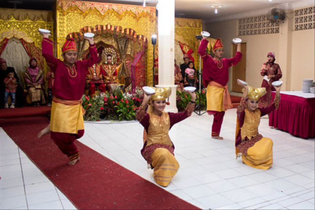 Tari piring adalah tari paling populer suku Minang. Foto: Flickr