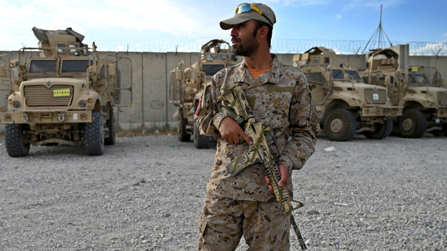 Polisi Afghanistan berjaga-jaga di Kabul. Foto: Wakil Kohsar/AFP