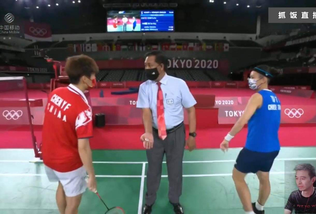 Wahyana (tengah), guru olahraga SMP N 4 Patuk Gunungkidul, yang jadi wasit final tunggal putri cabang olahraga bulu tangkis di Olimpiade Tokyo 2020. Foto: istimewa.