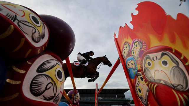 Patung sumo di trek berkuda Olimpiade Tokyo 2020 di Equestrian Park, Tokyo. Foto: Behrouz Mehri/AFP 