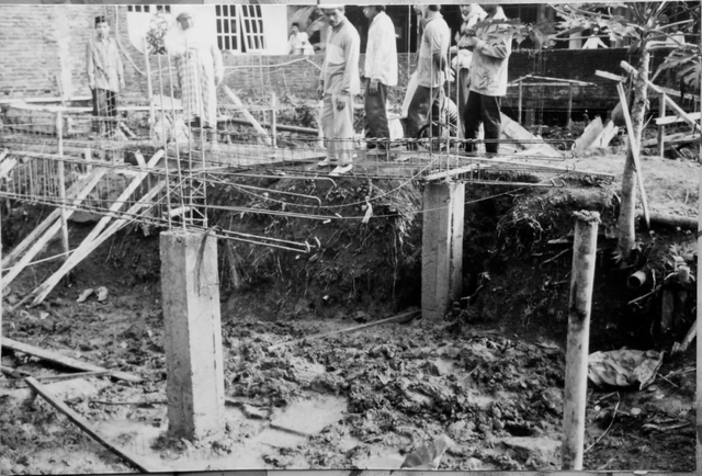 Suasana Pembangunan Masjid dan Pesantren Miftahul Huda Manonjaya (Dokumentasi Pribadi Prof. Dr. Syahidin, M. Pd.)