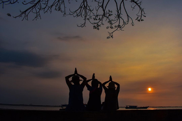 Suasana senja di Pantai Tanjung Pendam, Belitung Foto: Instagram @fitrikimmy