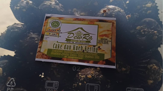 CAKE dan kue kering karya perempuan muda asal Desa Berancah, Bantan, Bengkalis, Riau, Dewi Melinda (29) yang diolah dari biji buah pohon karet atau getah sebagai tepungnya.
