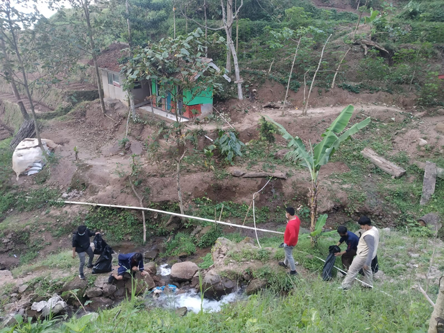 Mahasiswa PKM-PM dari IPB University sedang bebersih area mata air Campaka. (Foto: Smaja)