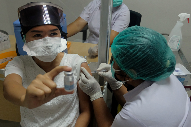 Petugas menyuntikkan vaksin Moderna kepada tenaga kesehatan yang menjalani vaksinasi COVID-19 dosis ketiga di Rumah Sakit Bali Mandara, Denpasar, Bali, Rabu (4/8).  Foto: Nyoman Hendra Wibowo/ANTARA FOTO