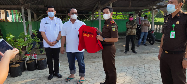 Wakil Bupati Lampung Tengah dr Ardito Wijaya saat menjalani eksekusi vonis pelanggaran prokes COVID-19 di Way Pengubuan Lampung Tengah. | Foto: Ist
