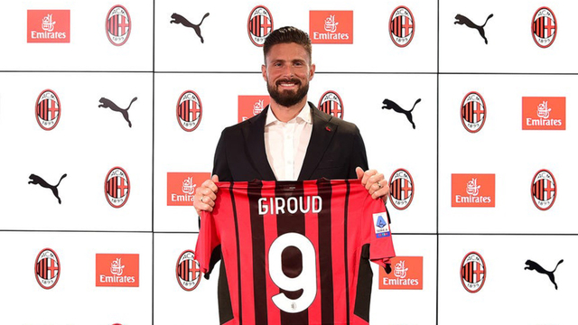 Pemain AC Milan, Olivier Giroud menunjukkan jerseynya. Foto: Sumber: acmilan.com