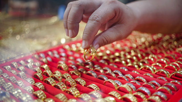 Perhiasan emas di salah satu toko emas di Pasar Baru Bekasi, Rabu (4/8/2021). Foto: Iqbal Firdaus/kumparan