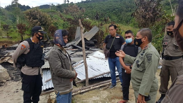 Kapolda Sulteng Irjen Pol Abdul Rakhman Baso saat berada di TKP penyerangan kelompok MIT pimpinan Ali Kalora di Desa Lembontongoa, Kabupaten Sigi, Sulteng, Sabtu (28/11). Foto: Istimewa