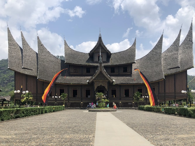 Rumah adat suku Minang. Foto: Pixabay