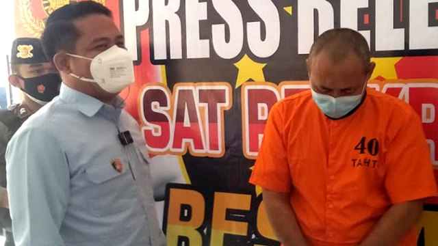 Kasat Reskrim Polres Kapuas, AKP Kristanto Situmeang, saat menanyakan pelaku oknum Kepala Sekolah cabuli muridnya di Mapolres Kapuas, Rabu (4/8/2021). Foto: Polres Kapuas/HO ANTARA