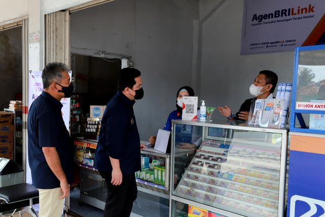 Menteri BUMN Erick Thohir dan Dirut BRI Sunarso kunjungi agen BRILink. Foto: Bank BRI