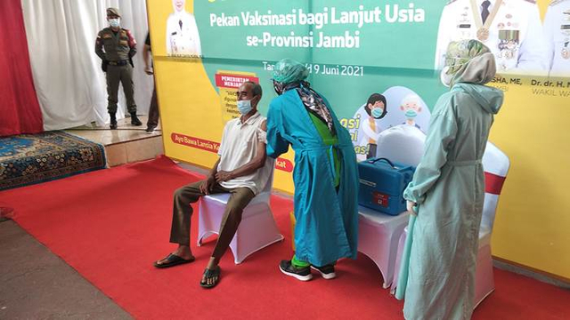 Pelaksanaan vaksinasi di lapangan tenis, belakang kantor Dinas Pendidikan Kota Jambi. (Foto: Jambikita.id)